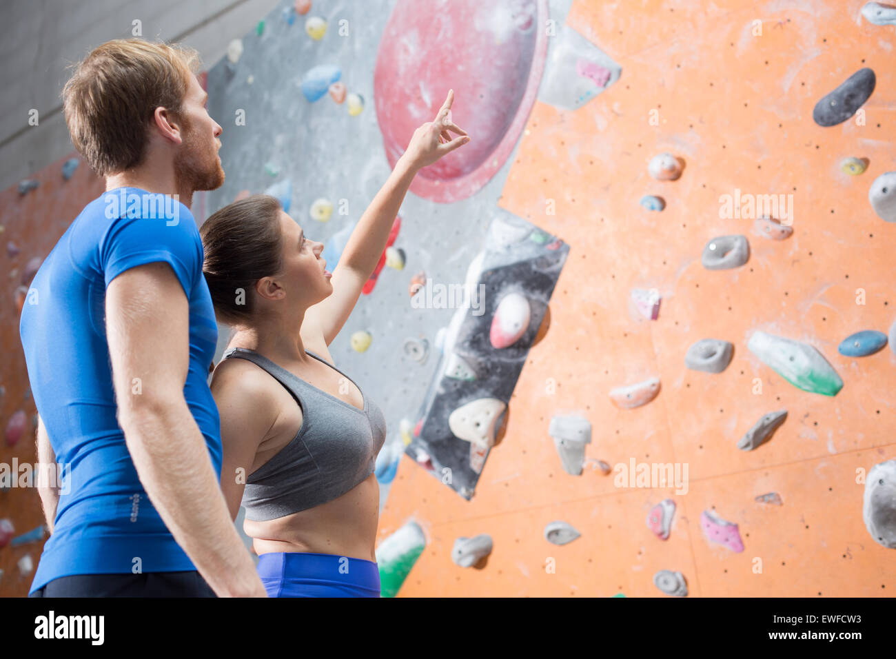 Freunde diskutieren kletternd Wand im Crossfit gym Stockfoto