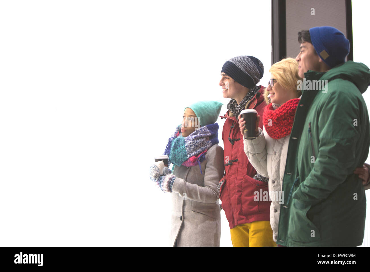 Multiethnische Freunde wegschauen gegen klarer Himmel im winter Stockfoto