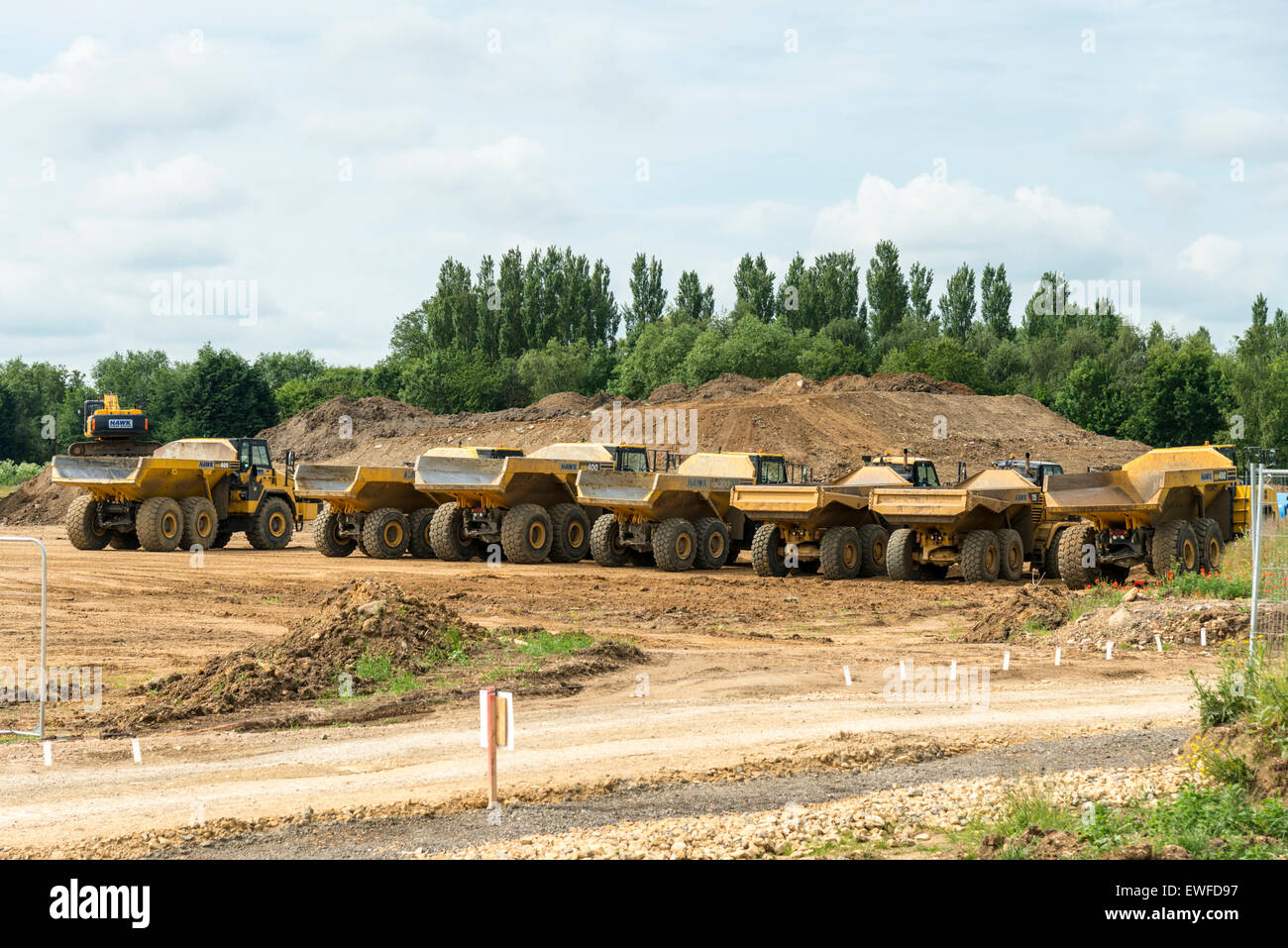 Northstowe in der Nähe von Cambridge, UK. 25. Juni 2015. Die Bauarbeiten sind im Gange auf beherbergt Phase wird eine Baugenehmigung für die Phase 2 der Neustadt von Northstowe erteilt wurde gestern Nachmittag für eine weitere 3500 von South Cambridgeshire District Council. Die Stadt liegt nördlich, westlich von Cambridge und werden die größten Neustadt im Vereinigten Königreich seit Milton Keynes gebaut werden. Wenn fertig es wird haben bis zu 10.000 neue Wohnungen und rund 25.000 Einwohner. Bildnachweis: Julian Eales/Alamy Live-Nachrichten Stockfoto