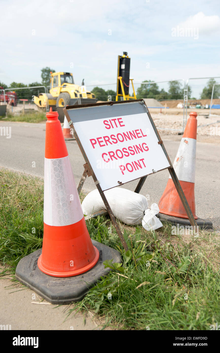 Northstowe in der Nähe von Cambridge, UK. 25. Juni 2015. Die Bauarbeiten sind im Gange auf beherbergt Phase wird eine Baugenehmigung für die Phase 2 der Neustadt von Northstowe erteilt wurde gestern Nachmittag für eine weitere 3500 von South Cambridgeshire District Council. Die Stadt liegt nördlich, westlich von Cambridge und werden die größten Neustadt im Vereinigten Königreich seit Milton Keynes gebaut werden. Wenn fertig es wird haben bis zu 10.000 neue Wohnungen und rund 25.000 Einwohner. Bildnachweis: Julian Eales/Alamy Live-Nachrichten Stockfoto