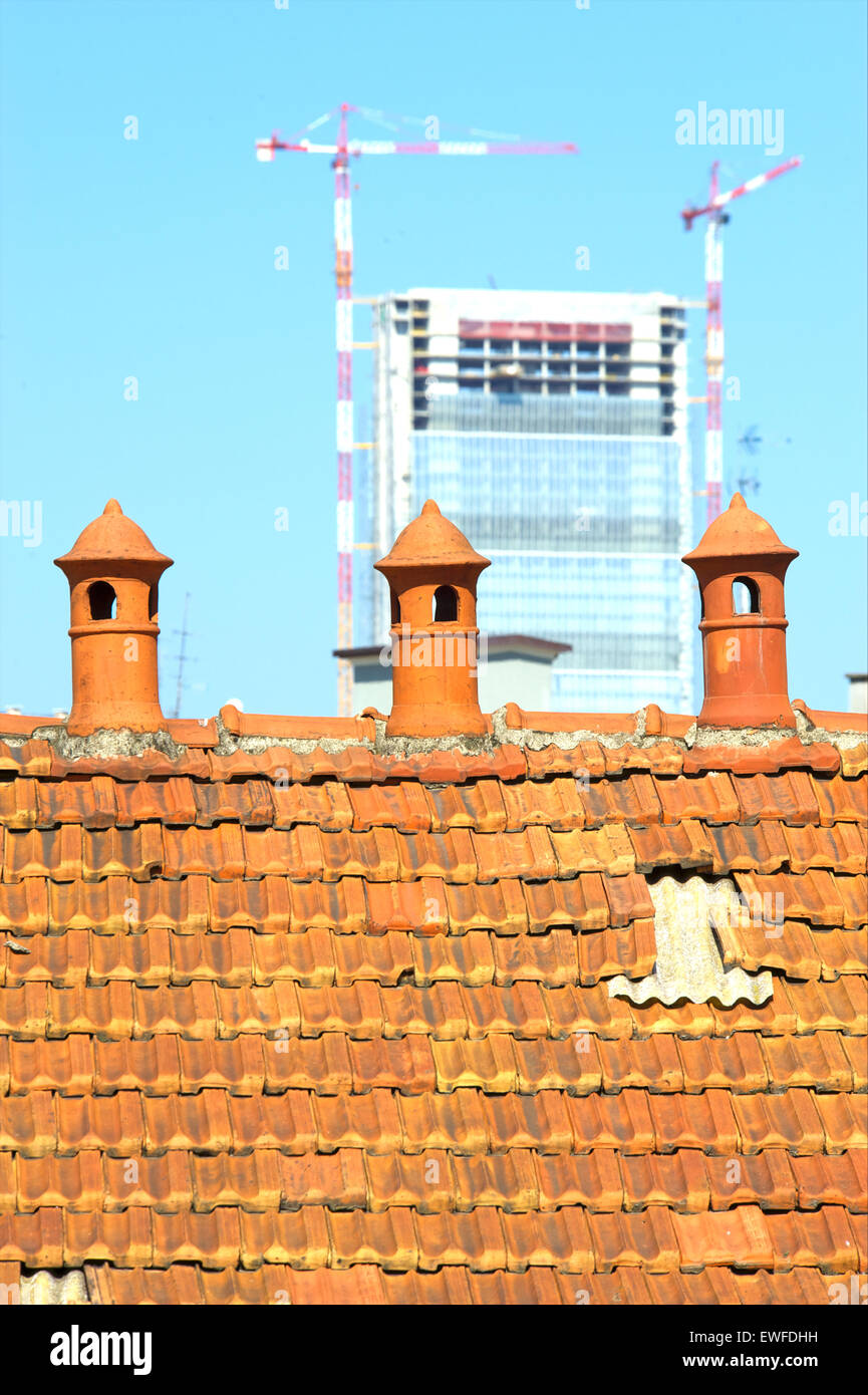 Drei alte Schornstein mit moderner Bau im Hintergrund Stockfoto