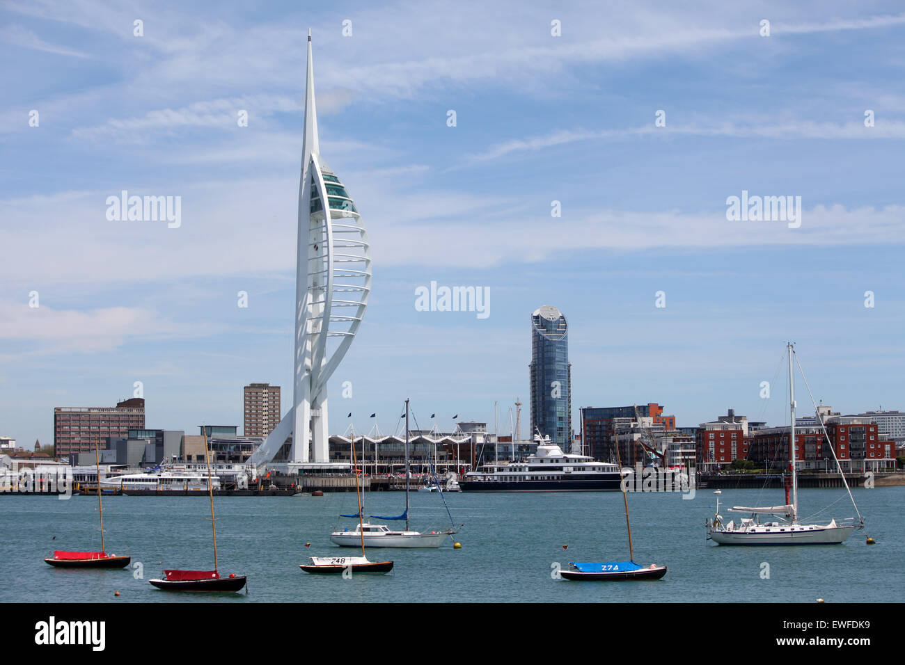Spinnaker Tower und Gun Wharf Quays in Portsmouth im Bild von Gosport Stockfoto