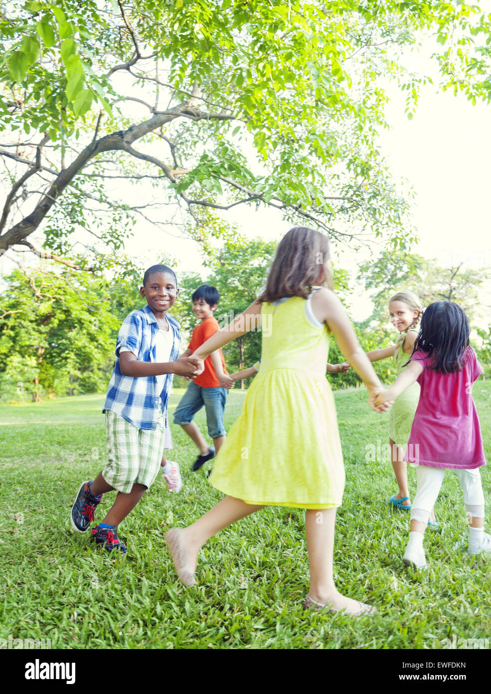 Tanzen im freien Kinder Kind spielt Glück Stockfoto