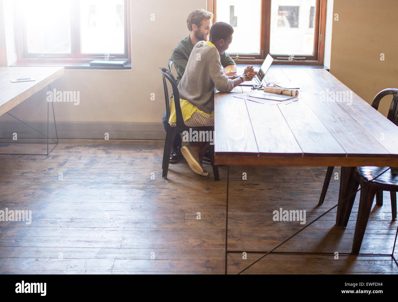 Kreative Geschäftsleute arbeiten am Laptop im Büro Stockfoto