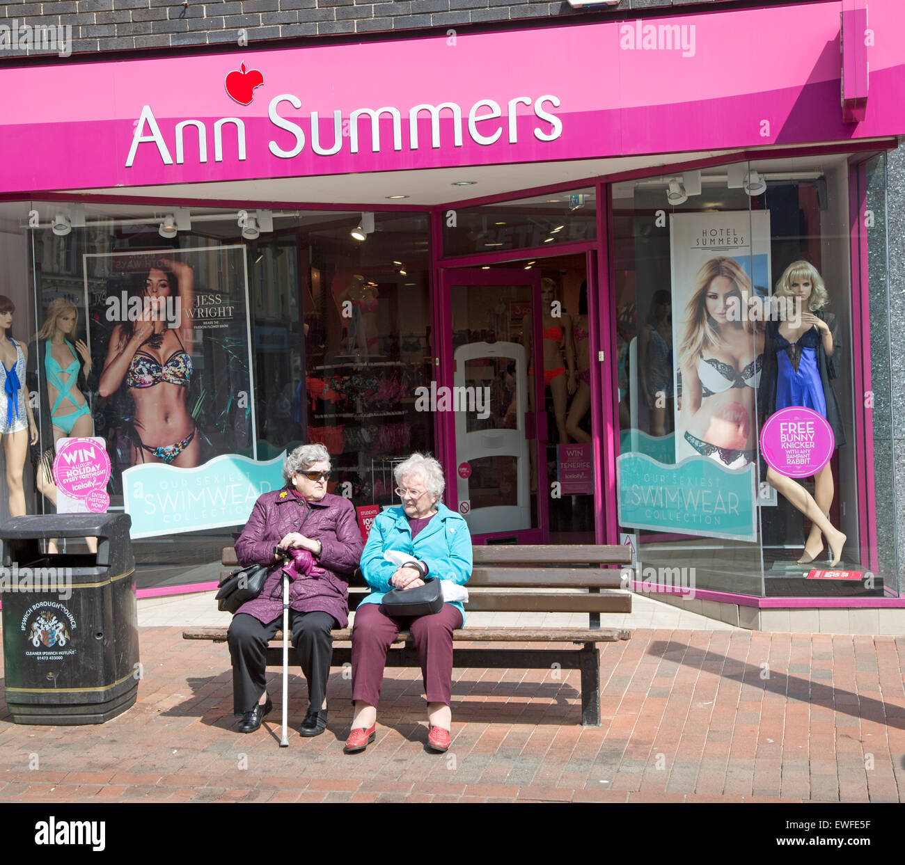 Zwei ältere Frauen sitzen auf einer Bank vor Ann Summers Shop im Zentrum von Ipswich, Suffolk, England, Großbritannien Stockfoto