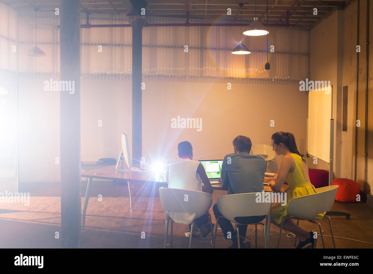 Geschäftsleute, die Erstellung von Audio-visuellen Präsentation am Laptop im Konferenzraum Stockfoto