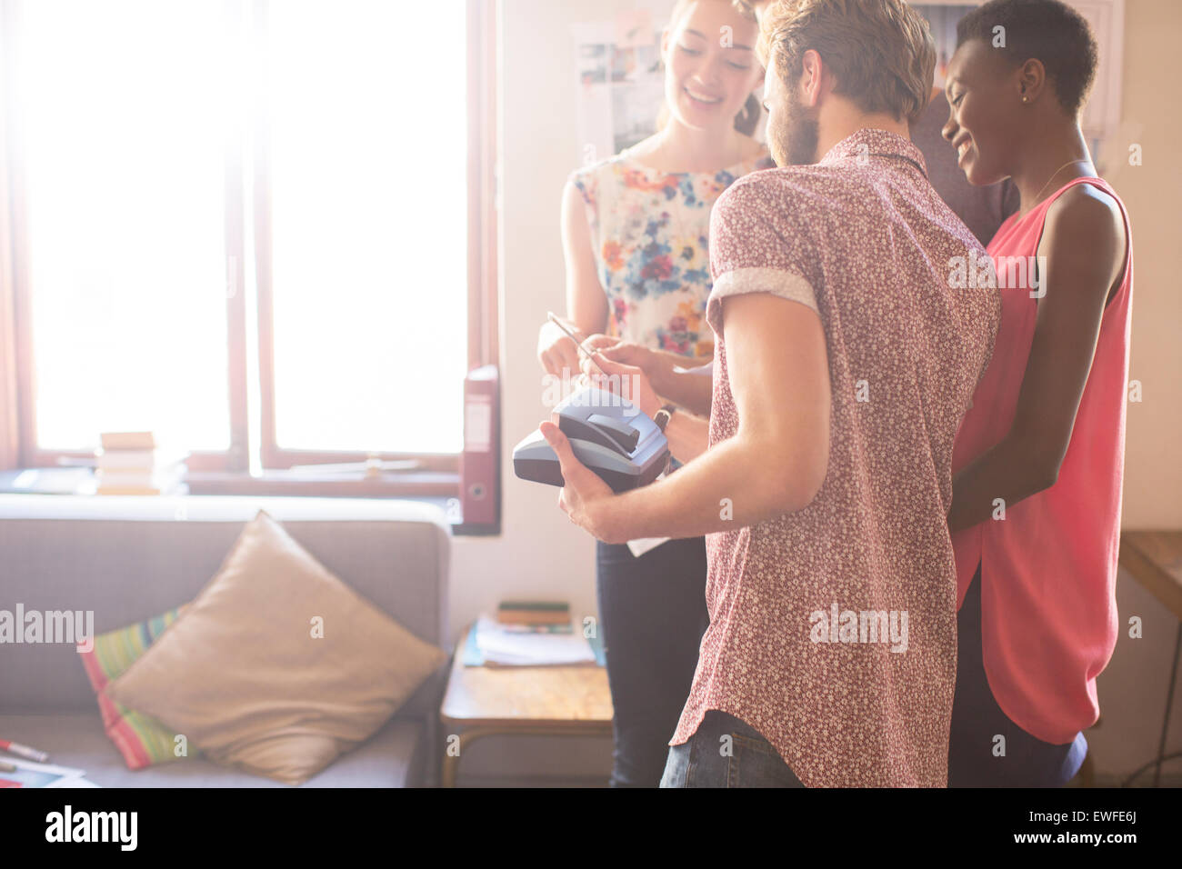 Kreative Geschäftsleute, die am Sofortbild Stockfoto