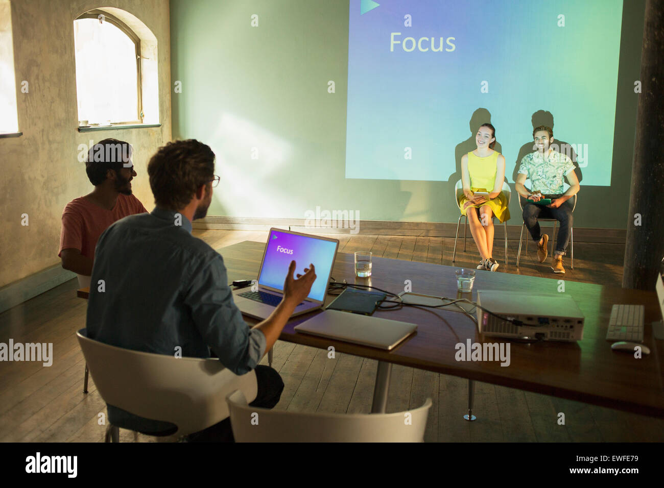 Geschäftsleute, die Vorbereitung von Audio-visuellen Präsentation im Vordergrund Stockfoto