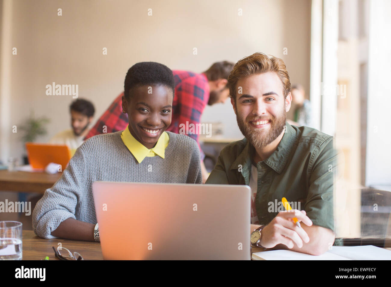Porträt, Lächeln Geschäftsleute arbeiten am Laptop im Büro Stockfoto