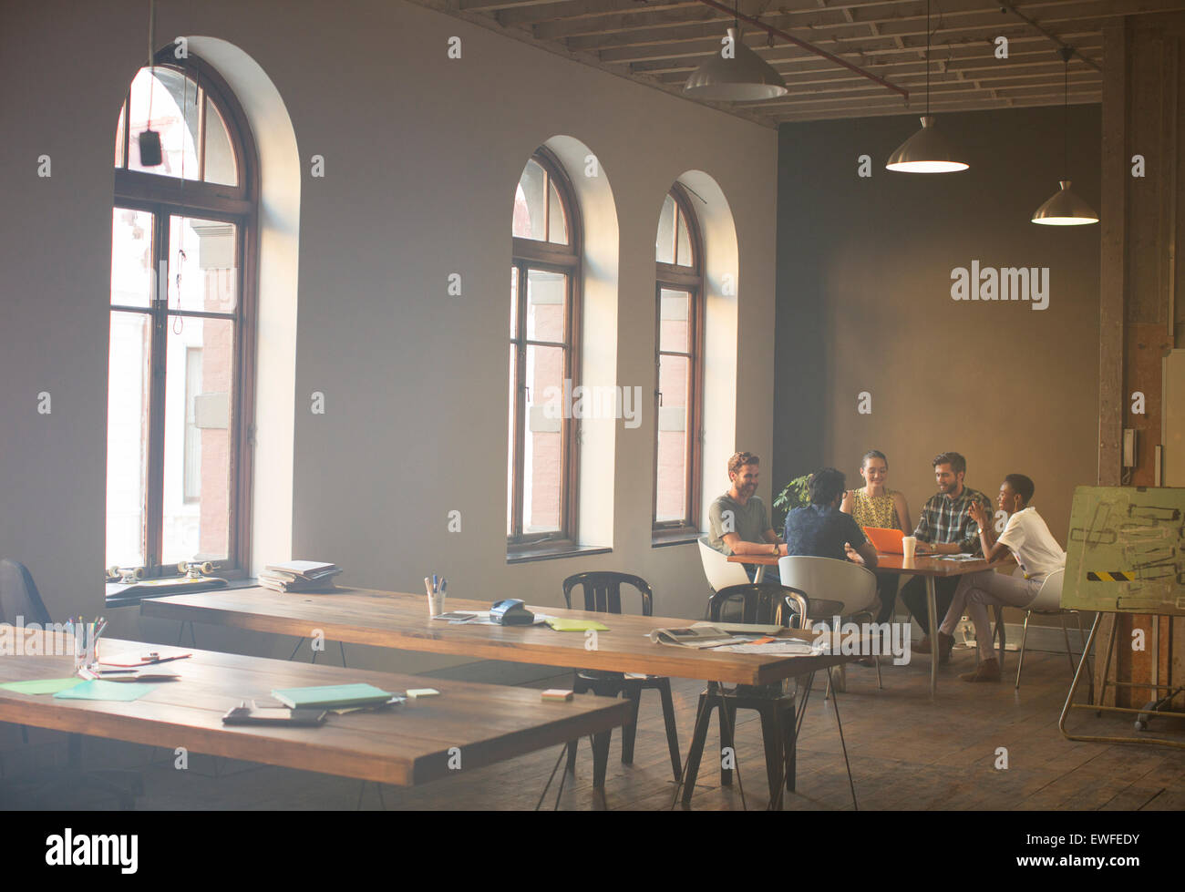 Casual Business-Leute treffen am Tisch im Büro Stockfoto