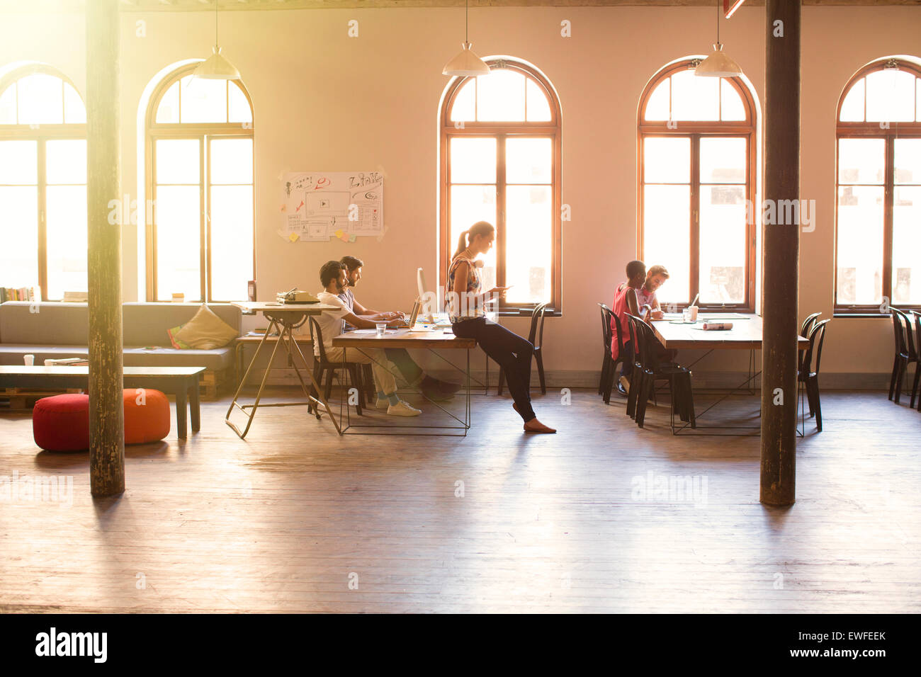 Kreative Geschäftsleute im sonnigen Großraumbüro Stockfoto
