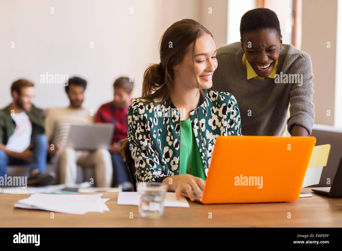 Kreative Unternehmerinnen arbeiten am Laptop im Büro Stockfoto