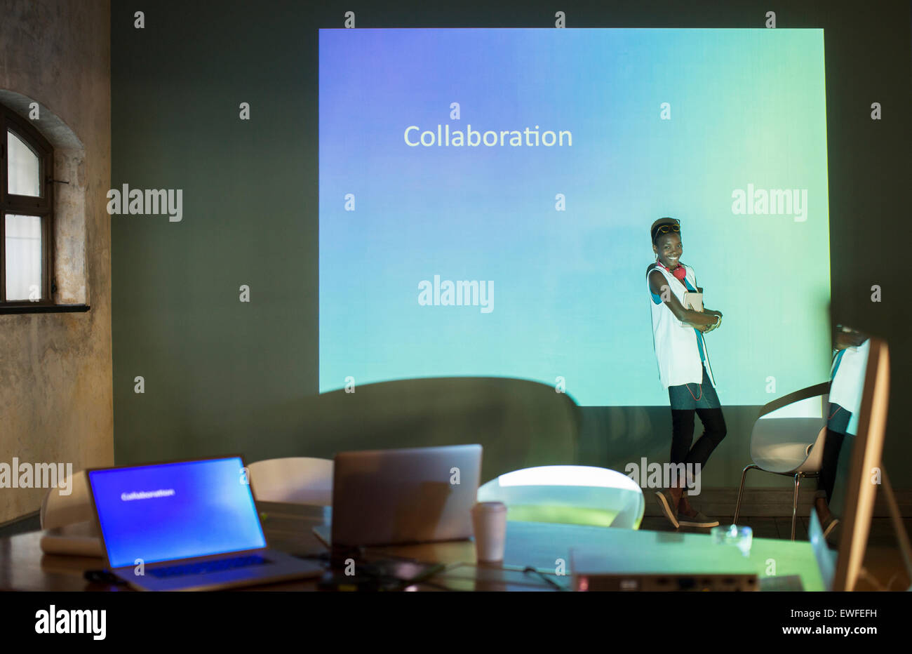 Geschäftsleute, die Erstellung von Audio-visuellen Präsentation über Zusammenarbeit im Konferenzraum Stockfoto