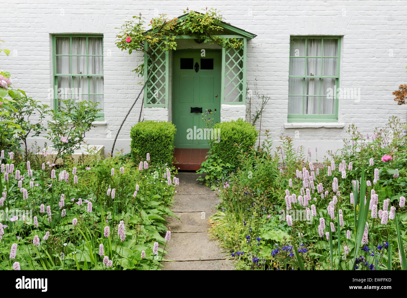 Garten vor dem haus Fotos und Bildmaterial in hoher Auflösung Alamy