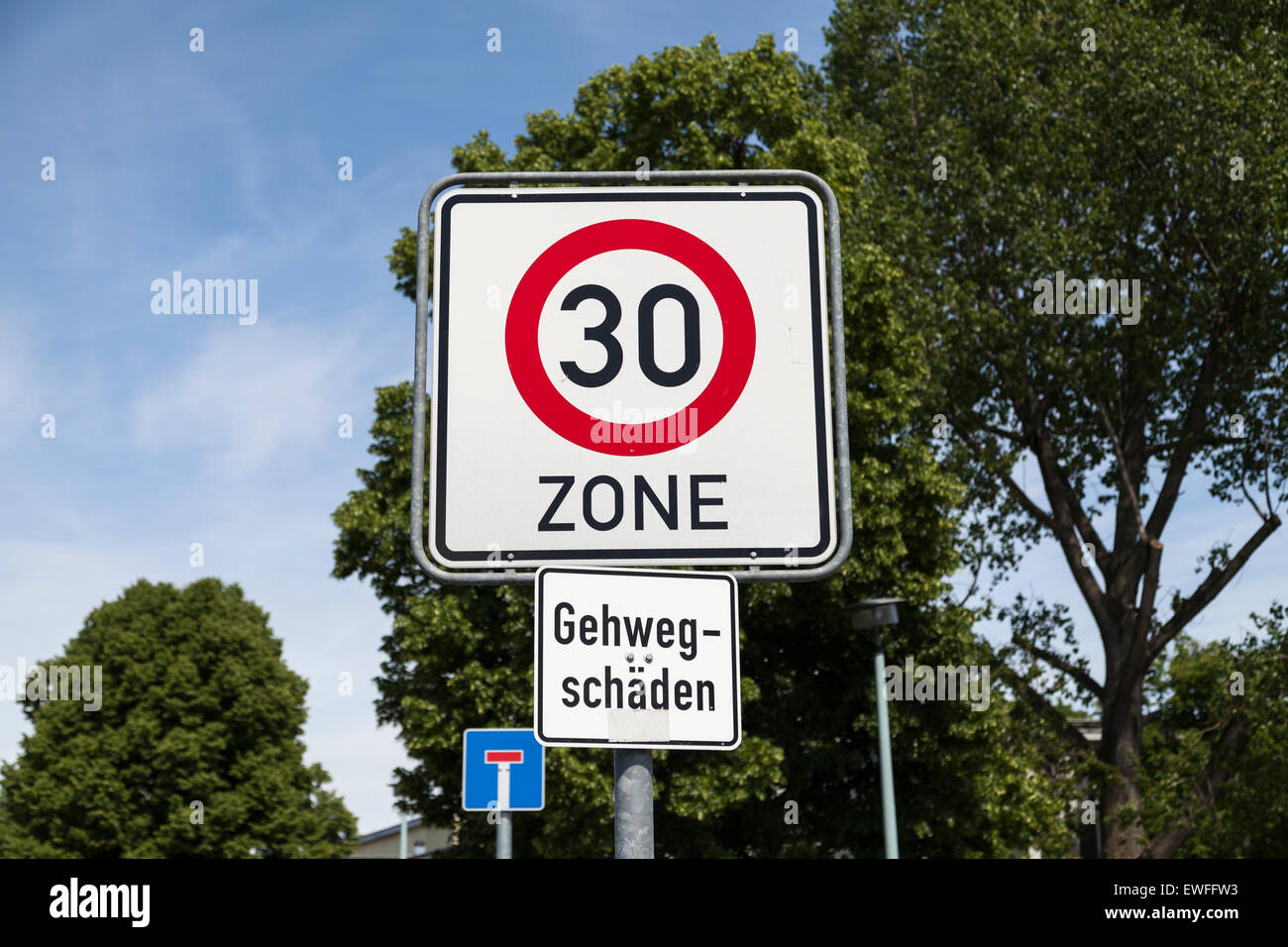 Verkehrszeichen 30 Zone (Deutsch) Stockfoto