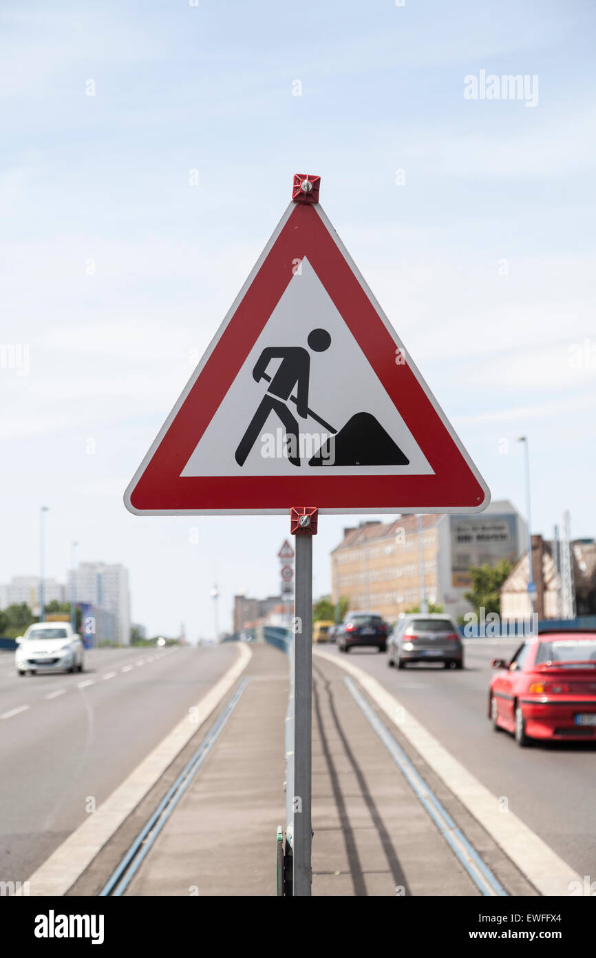 Verkehrszeichen Achtung Baustelle Stockfoto