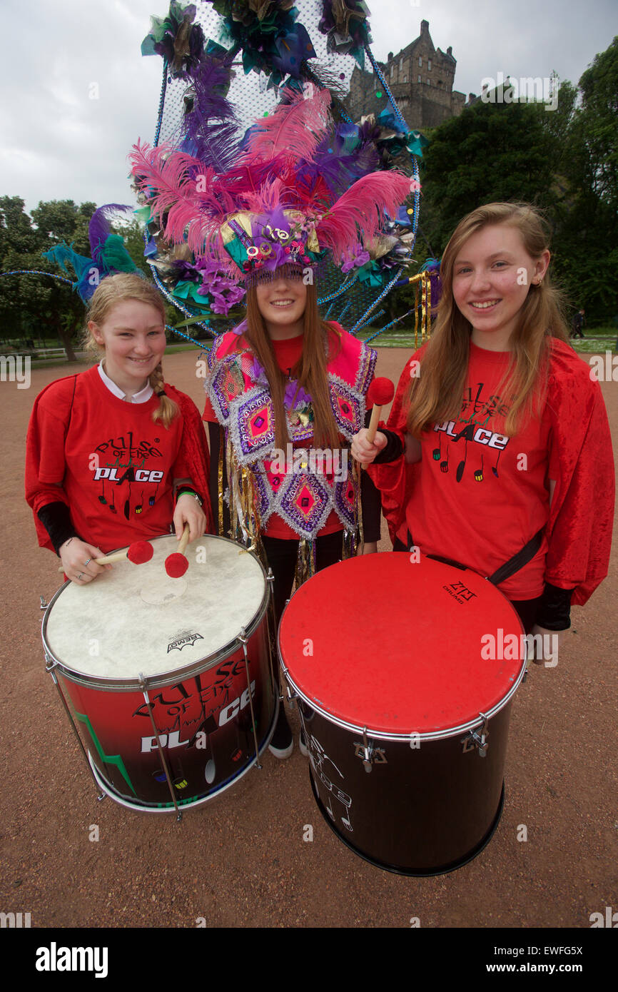 Mehr als zwanzig junge Trommler zusammengebaut in Princes Street Gardens, starten die 2015 Edinburgh Festival Karneval in Stil, mit einer Explosion von Samba-Rhythmen und einige der Kostüme, die auf dem Jahrmarkt am 19. Juli vorgeführt werden. Stockfoto