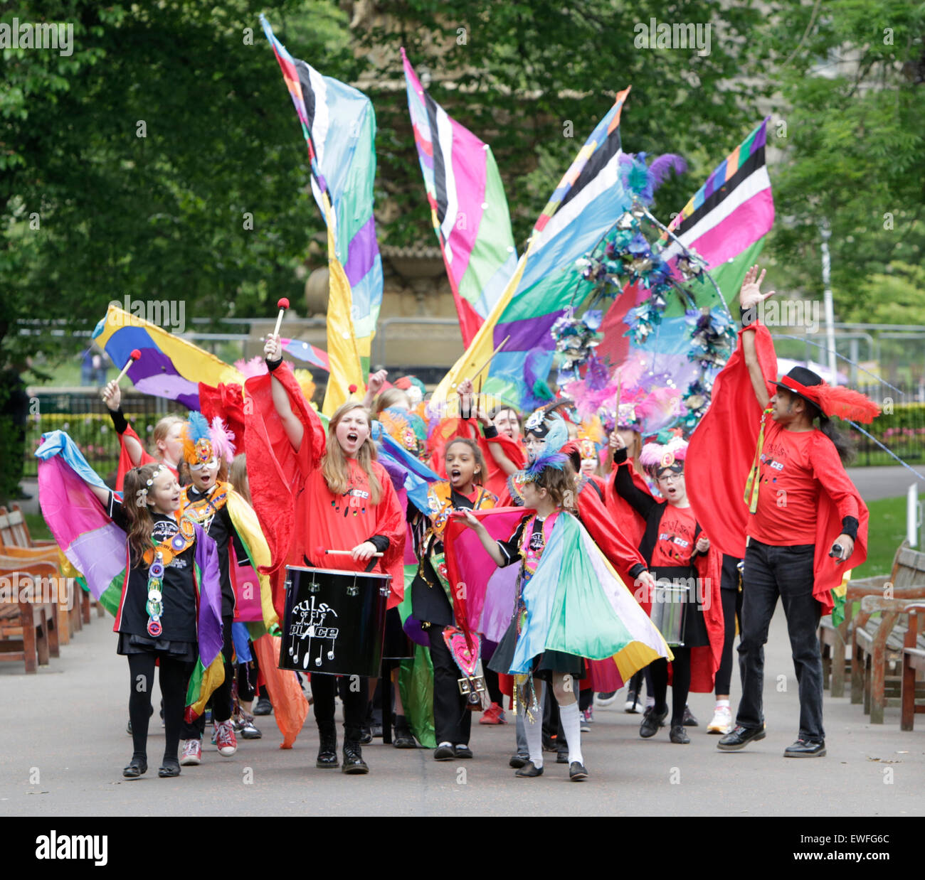 Mehr als zwanzig junge Trommler zusammengebaut in Princes Street Gardens, starten die 2015 Edinburgh Festival Karneval in Stil, mit einer Explosion von Samba-Rhythmen und einige der Kostüme, die auf dem Jahrmarkt am 19. Juli vorgeführt werden. Stockfoto