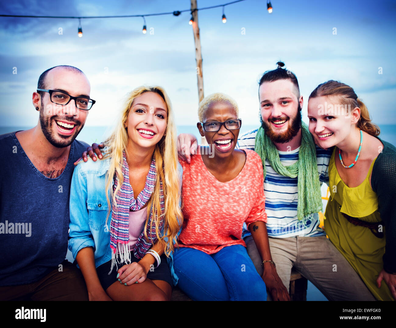 Unterschiedliche ethnische Freundschaft Party Freizeit Glück Konzept Stockfoto
