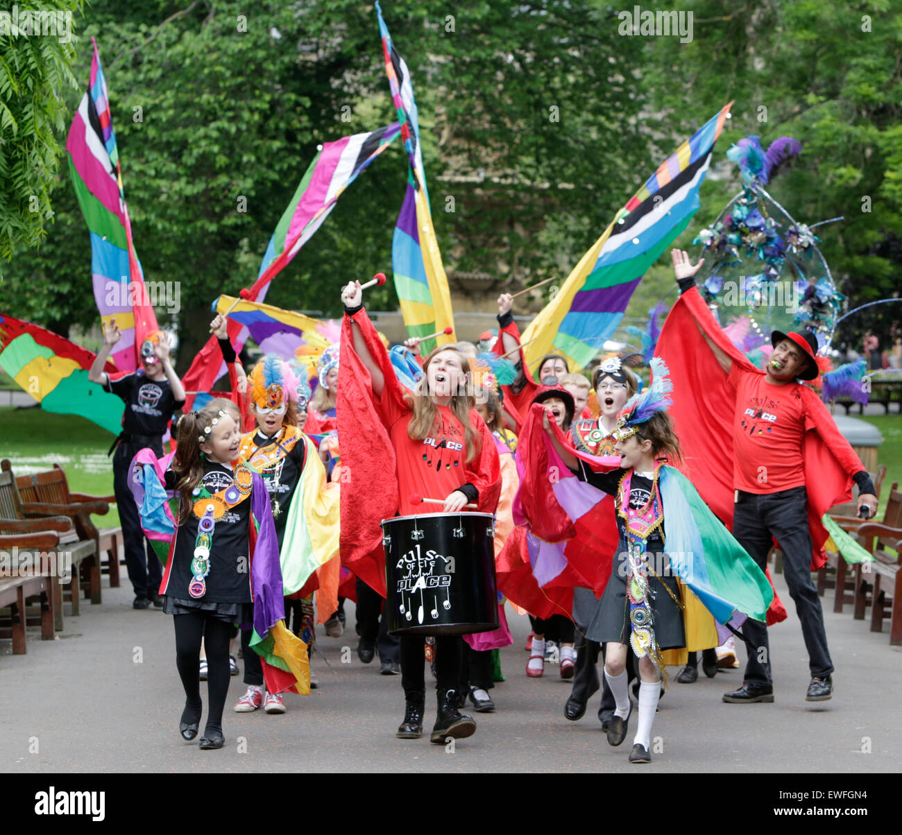 Mehr als zwanzig junge Trommler zusammengebaut in Princes Street Gardens, starten die 2015 Edinburgh Festival Karneval in Stil, mit einer Explosion von Samba-Rhythmen und einige der Kostüme, die auf dem Jahrmarkt am 19. Juli vorgeführt werden. Stockfoto