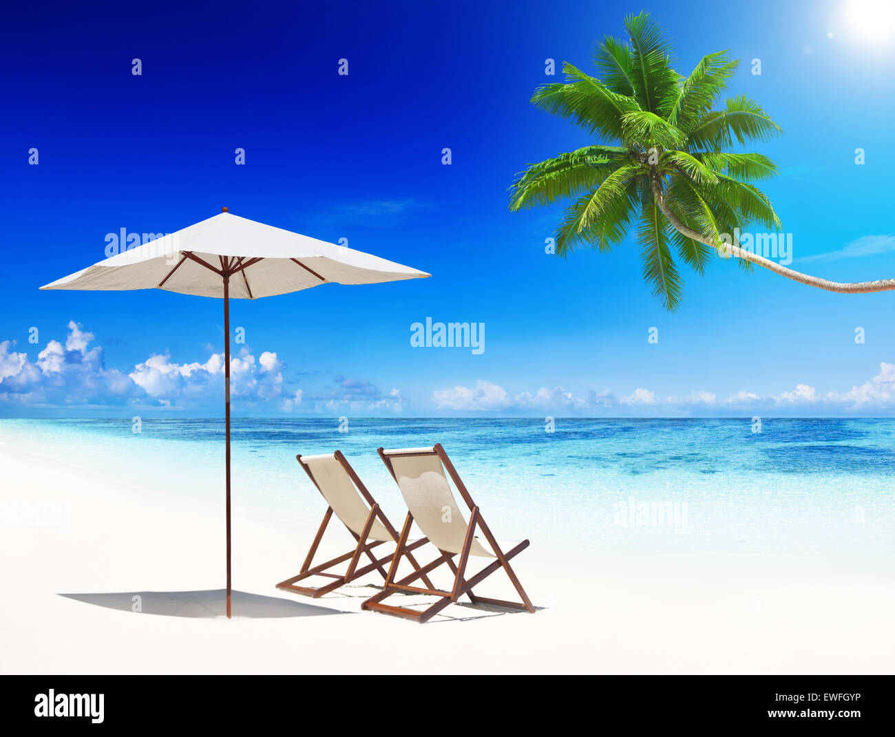 Liegestühle am tropischen Strand. Stockfoto