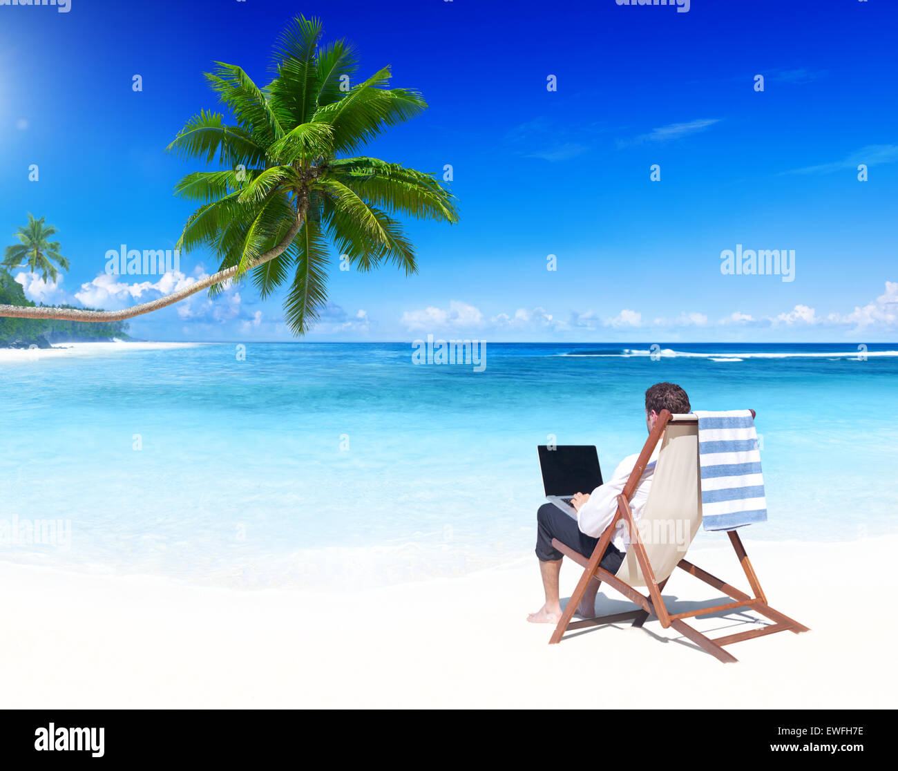 Geschäftsmann, arbeiten an einem tropischen Strand. Stockfoto