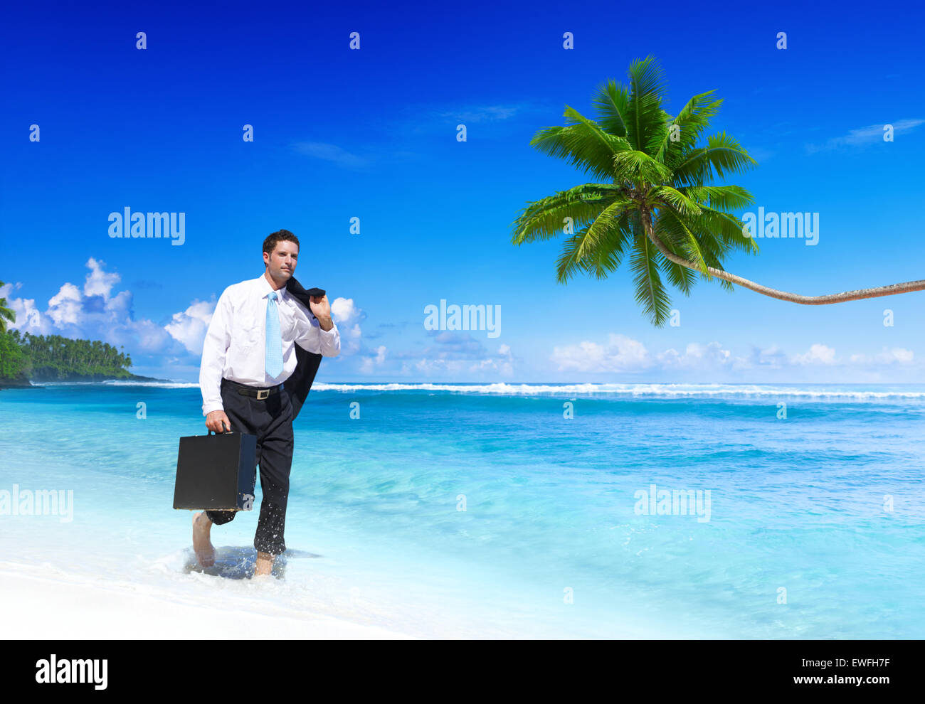 Geschäftsmann am tropischen Strand entlang spazieren. Stockfoto