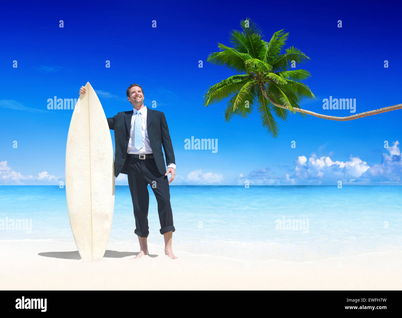 Geschäftsmann mit Surfbrett am Strand. Stockfoto