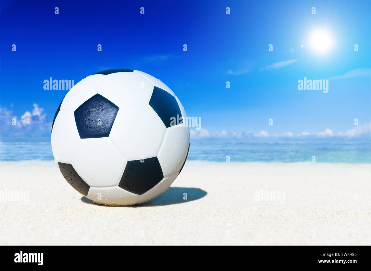 Fußball am Strand. Stockfoto