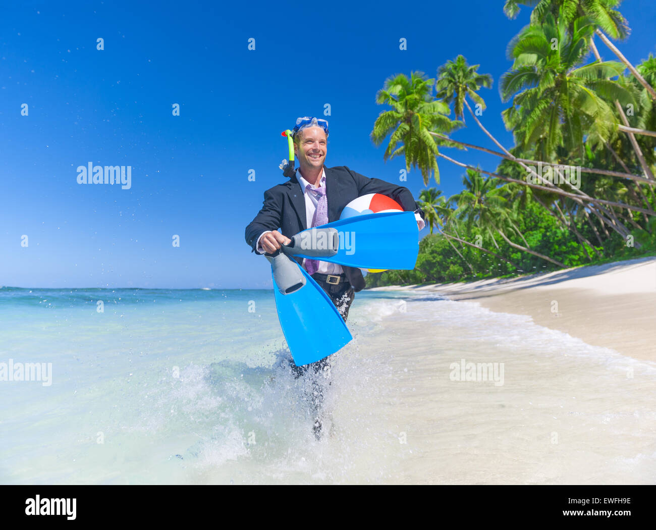 Geschäftsmann mit Aktivität an einem Strand. Stockfoto