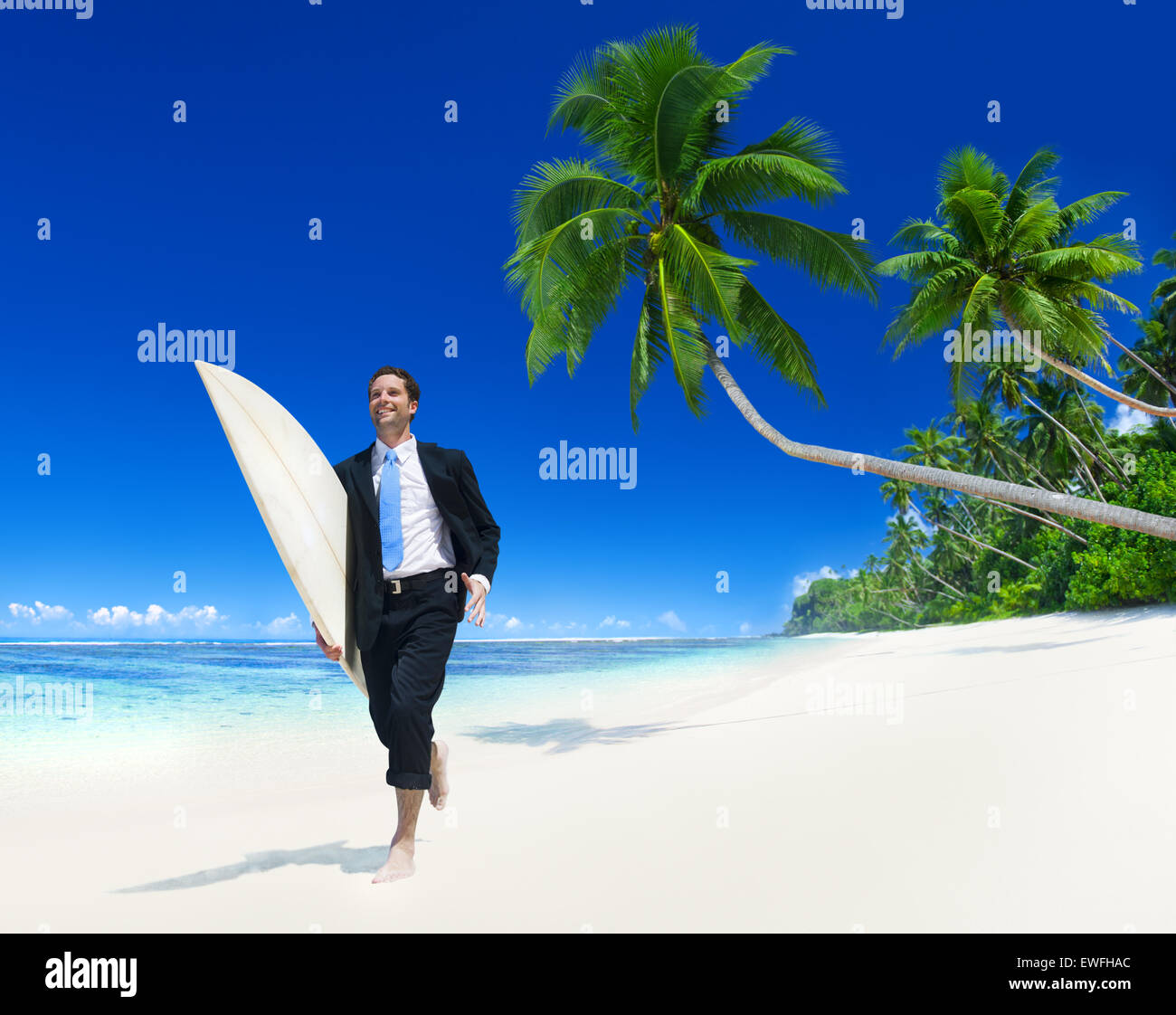 Geschäftsmann mit Surfbrett am Strand. Stockfoto