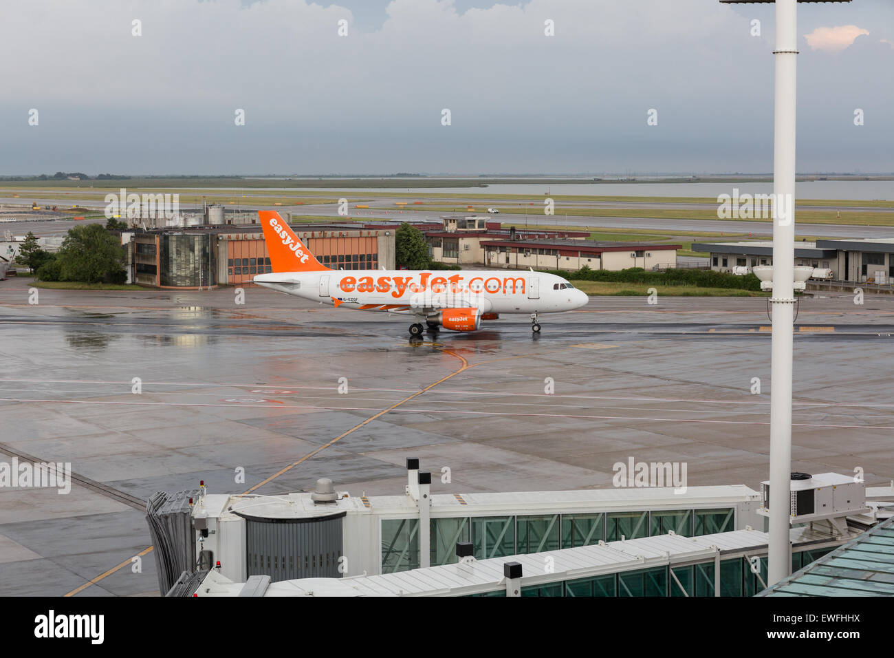 EasyJet Flugzeug auf der Landebahn des Flughafen Venedig Marco Polo  Stockfotografie - Alamy