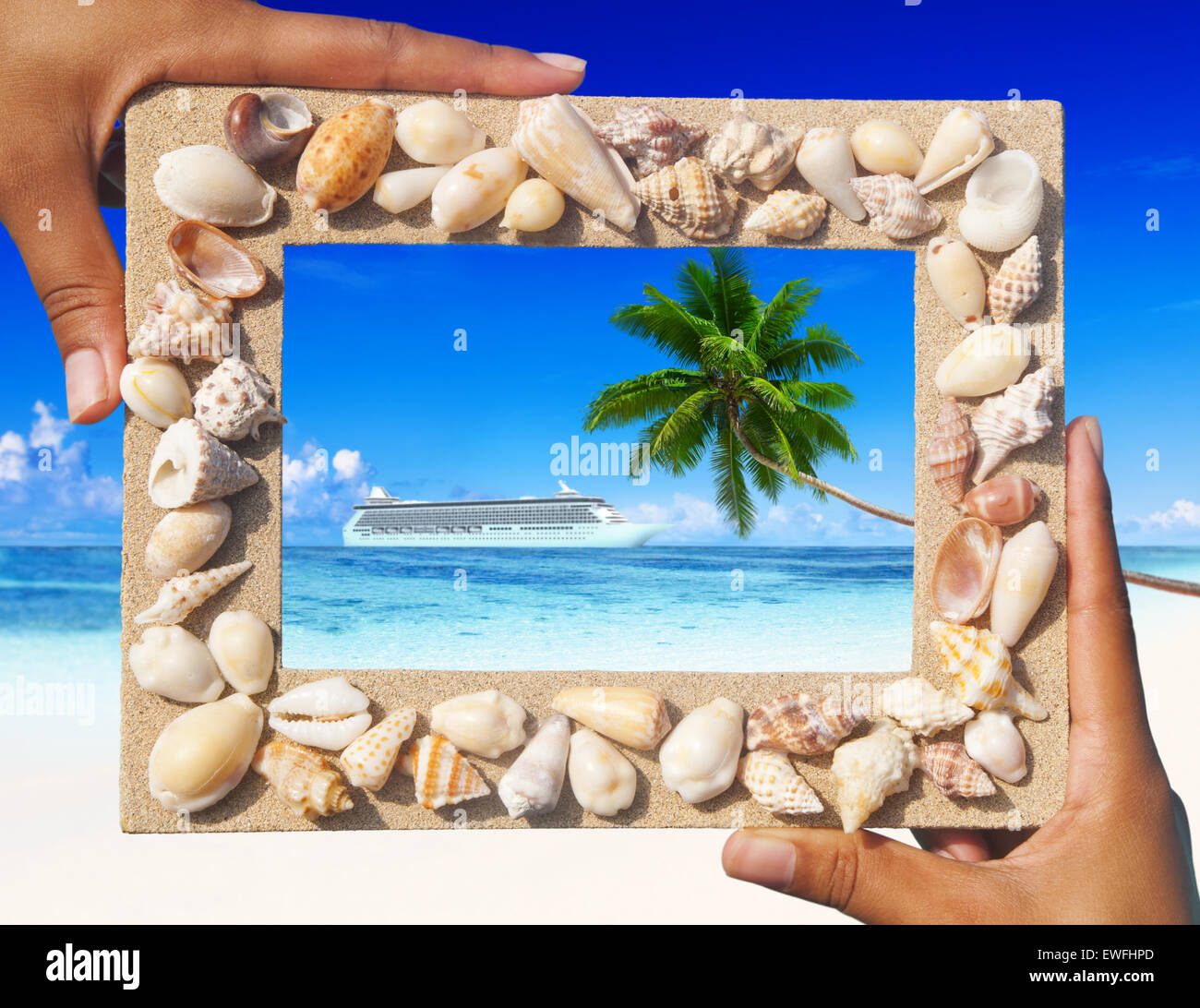 Sand-Rahmen mit Kreuzfahrt am tropischen Strand. Stockfoto