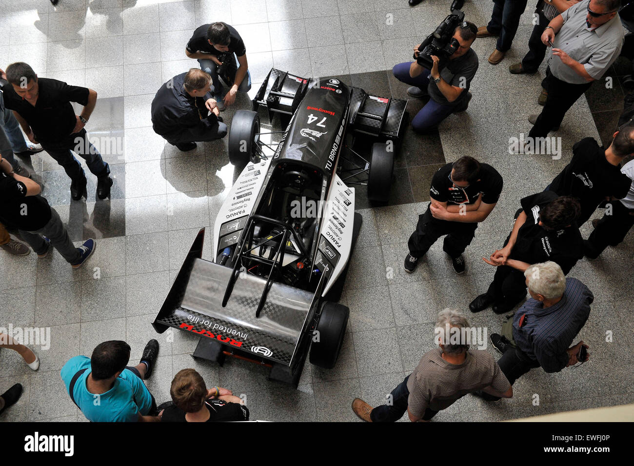 Studenten der technischen Hochschule in Brünn zusammen Formel Dragon 5 in Brno, Tschechische Republik, 25. Juni 2015. Es hat revolutionäre Einzylinder-Turbo-Motor. Ein Team von Studenten TU Brno Racing unter der Schirmherrschaft der Universität beteiligen sich an dem Projekt Formula Student (Formula SAE), globalen Wettbewerb der Studenten sechs hundert Hochschulen. (Foto/Vaclav Salek CTK) Stockfoto