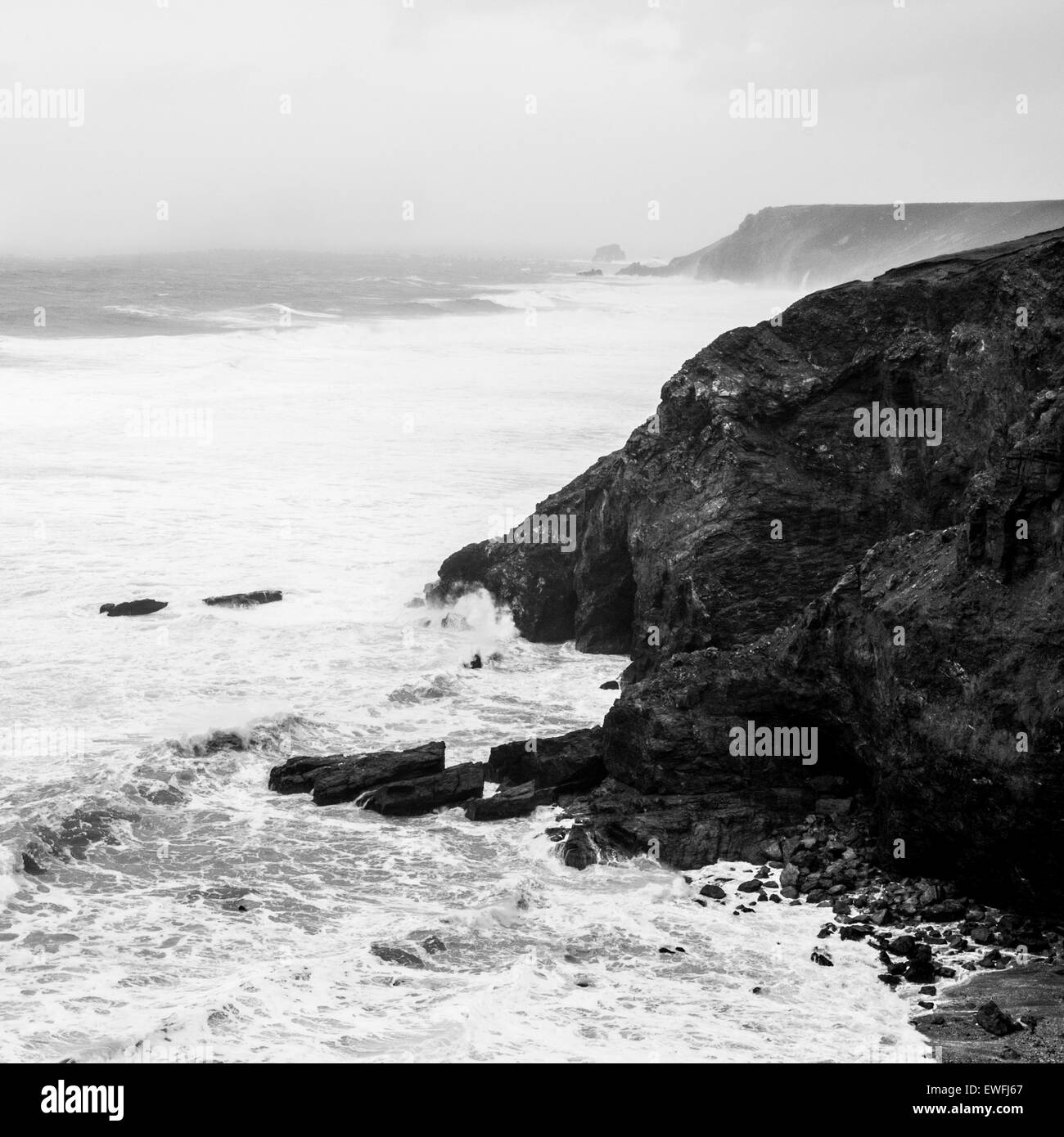 Klippen an der Nordküste von Cornwall als der Sturm 'Hercules' nähert sich it's Peak. Stockfoto