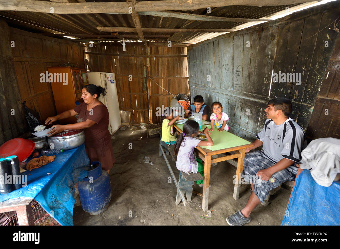 Frau, Kochen für ihre Familie in einfachen Küche, Slum 200 Zone D' Huaycan, Lima, Peru Stockfoto