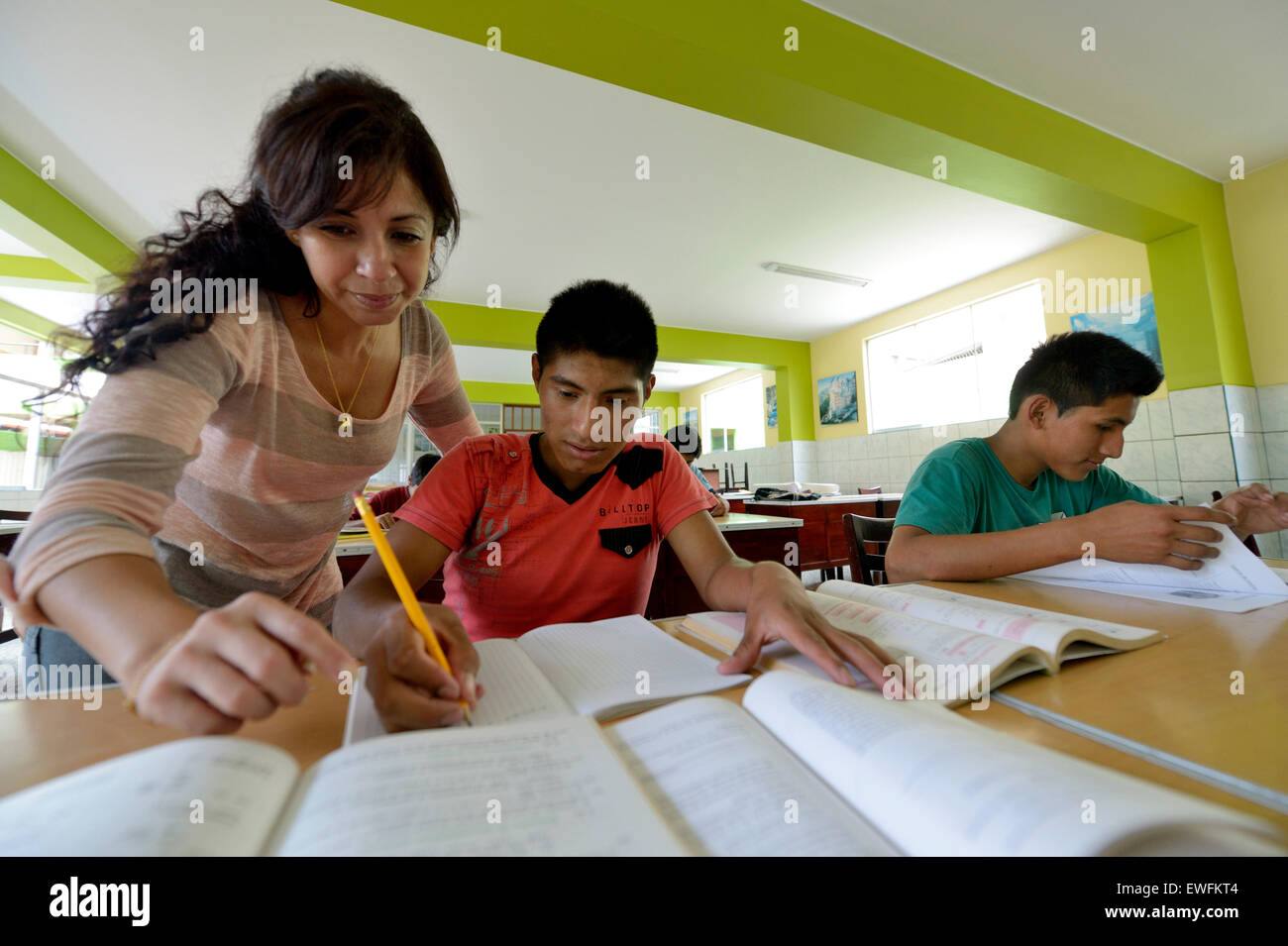 Sozialarbeiter unterstützen ein Teenager, 15 Jahre, ehemaliges Straßenkind, machen Hausaufgaben, Brena, Lima, Peru Stockfoto
