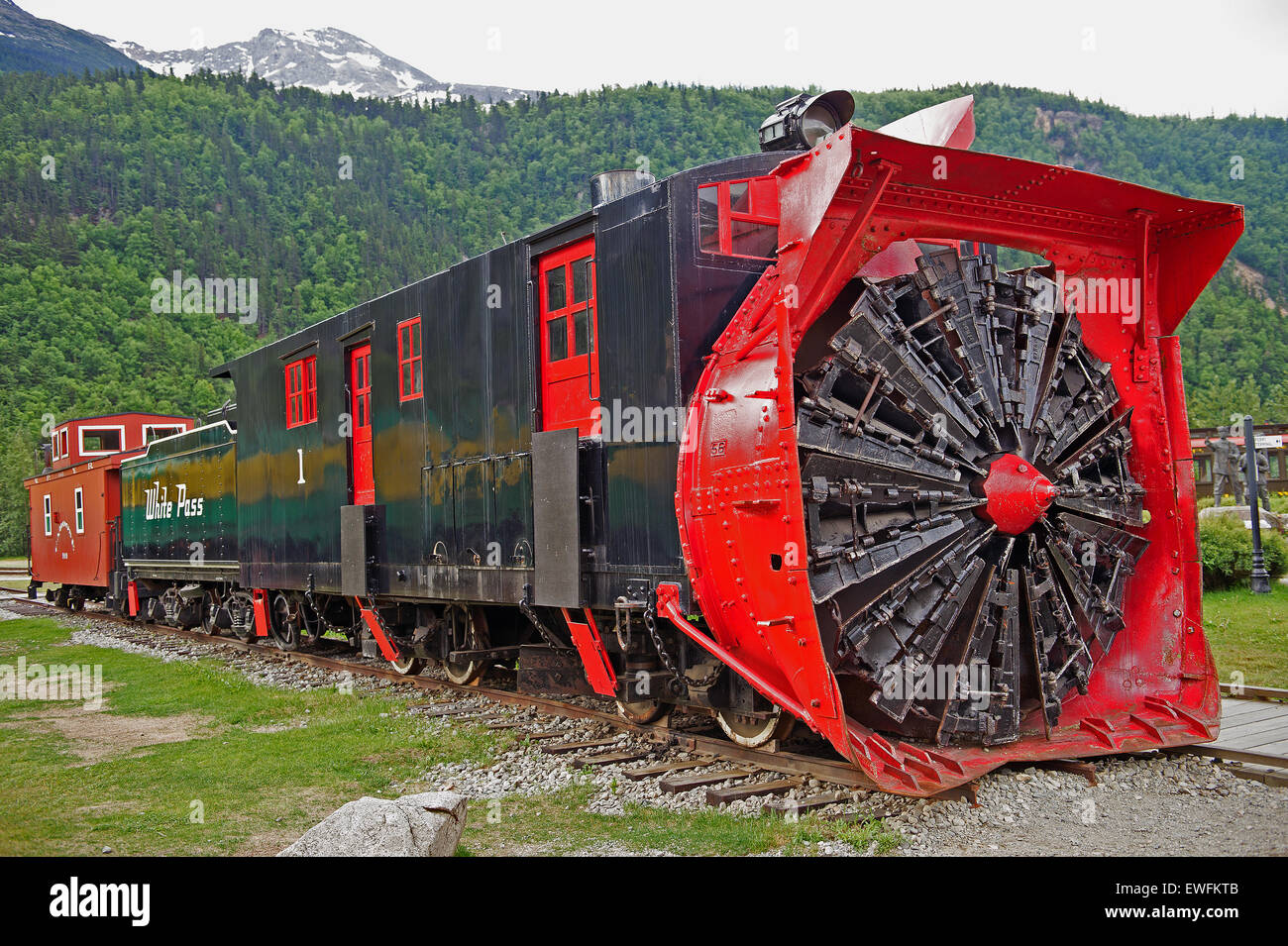 Historische Lokomotive mit Schneefräse am Bahnhof, Skagway, Alaska, USA Stockfoto
