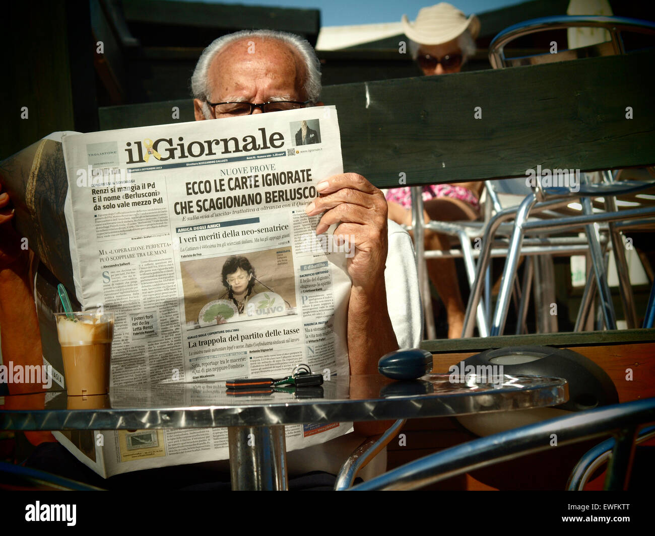 Mann liest eine italienische Zeitung in einem Café am Morgen, Rom, Italien Stockfoto