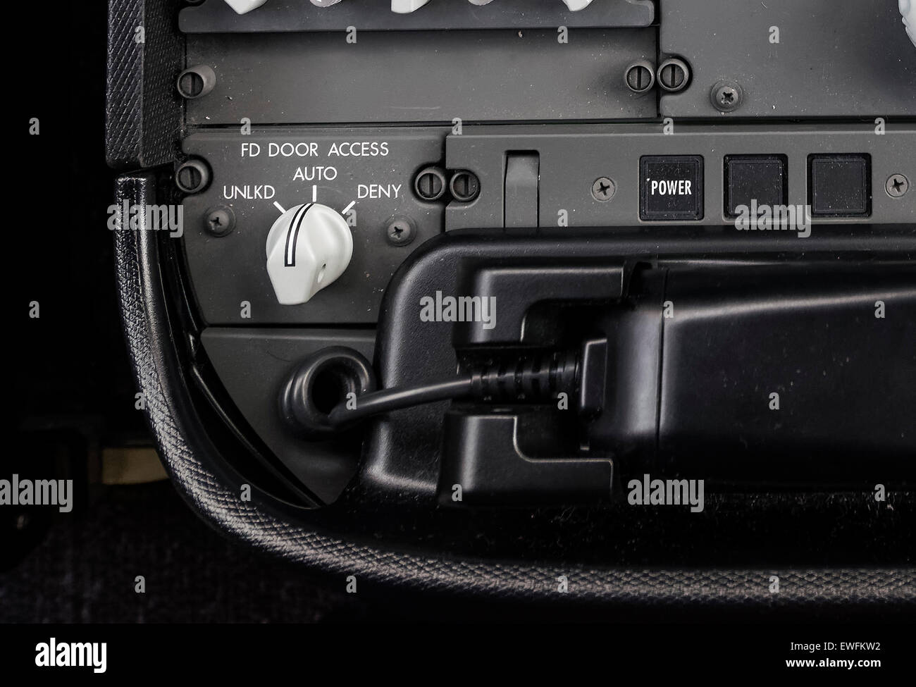 Ein FD Türzugang-Schalter im Cockpit einer Boeing 787-9 Dreamliner an die Fluggesellschaft ANA, mit diesem Schalter kann der Pilot verbieten Stockfoto
