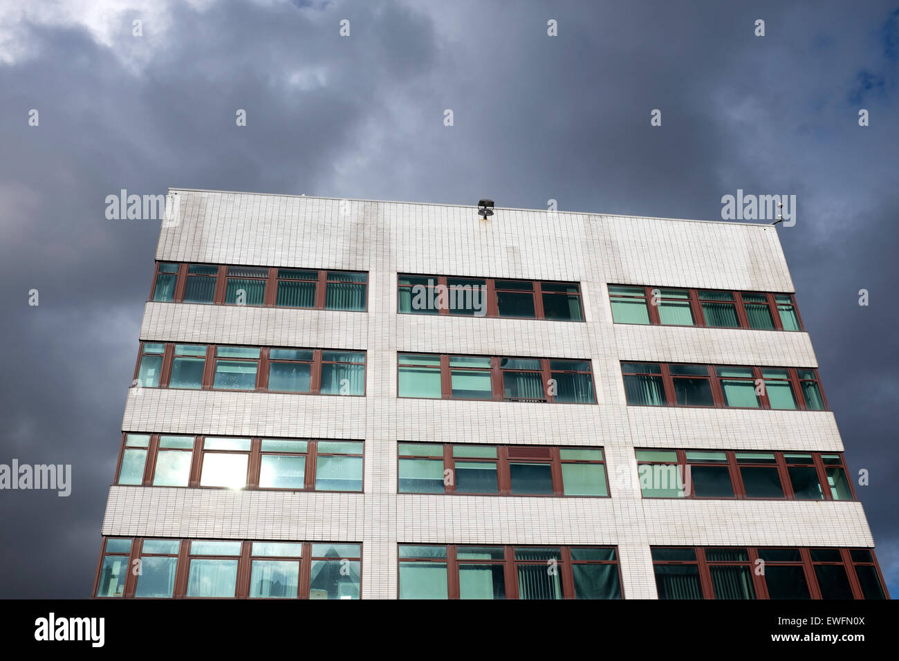 Dark Sky stürmischen 1960er Jahre Architektur brutale deprimierend Stockfoto