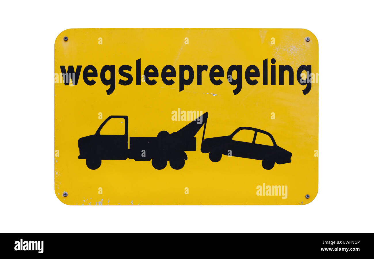 Holländische gelbe Schild mit Text ´towing Enforced´, isoliert auf weiss Stockfoto