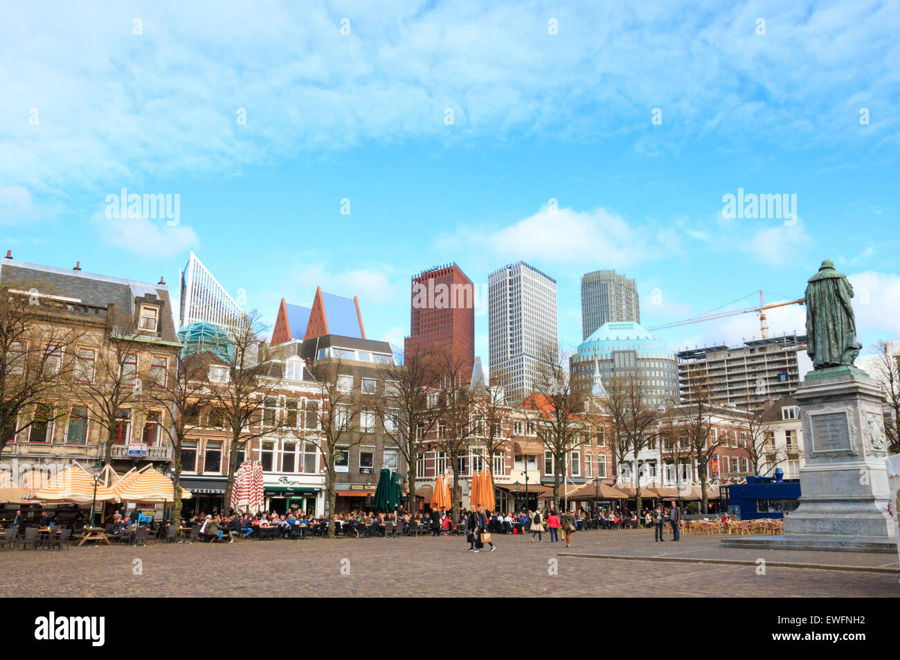 [Nur zur redaktionellen Verwendung] DEN Haag, Niederlande: Busy Straßencafés am Plein in der Innenstadt von den Haag im Frühling Stockfoto