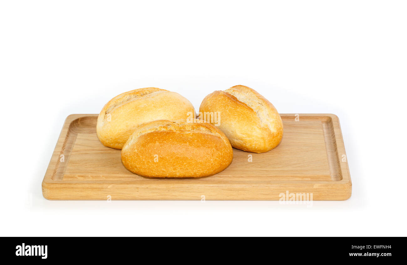 Typisch Deutsch Brötchen auf ein Holz Frühstückstablett vor weißem Hintergrund Stockfoto