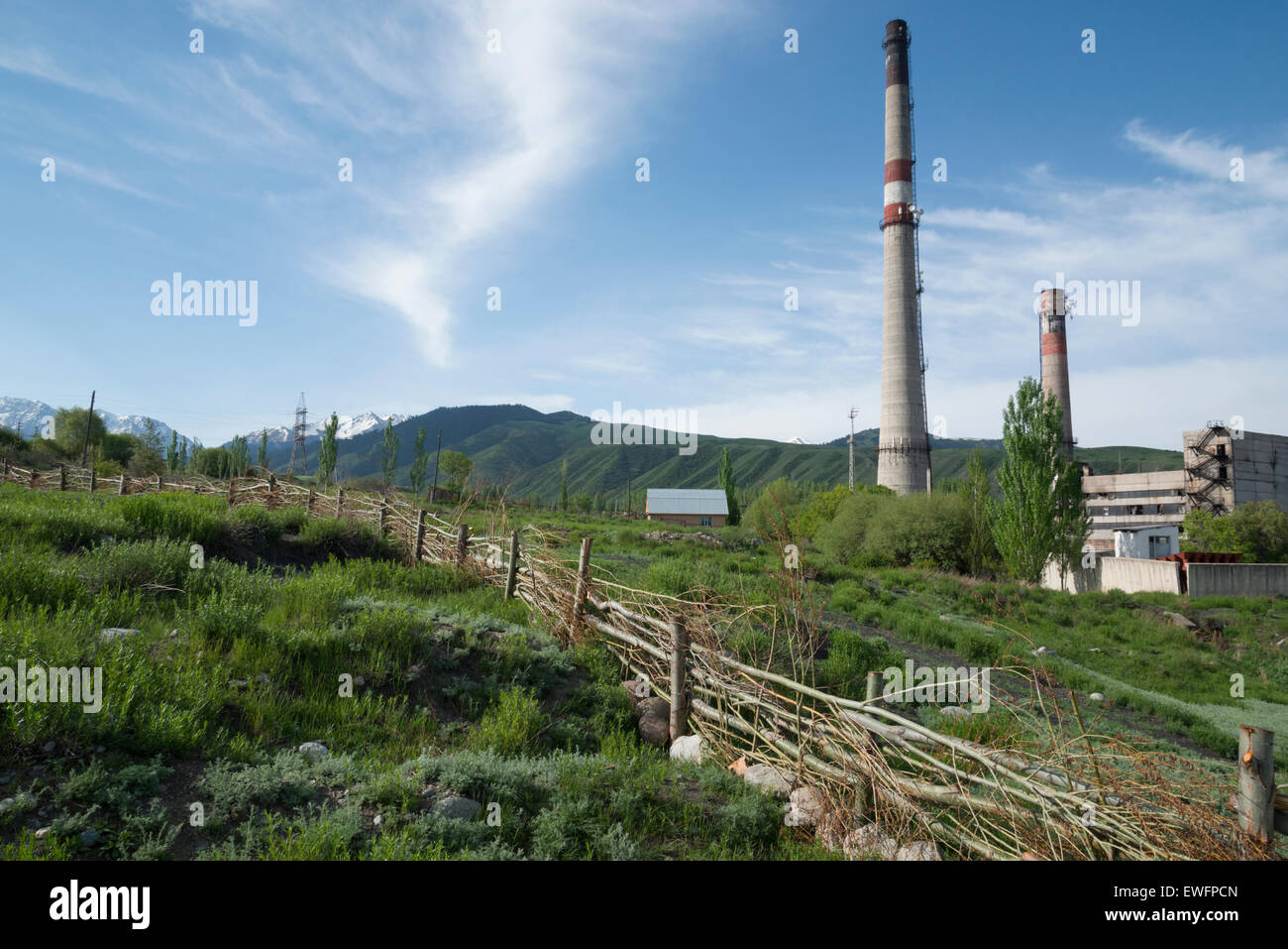 Sowjet-Ära Kohlekraftwerk. Karakol. See Issyk-Köl. Kirgistan. Zentralasien. Stockfoto