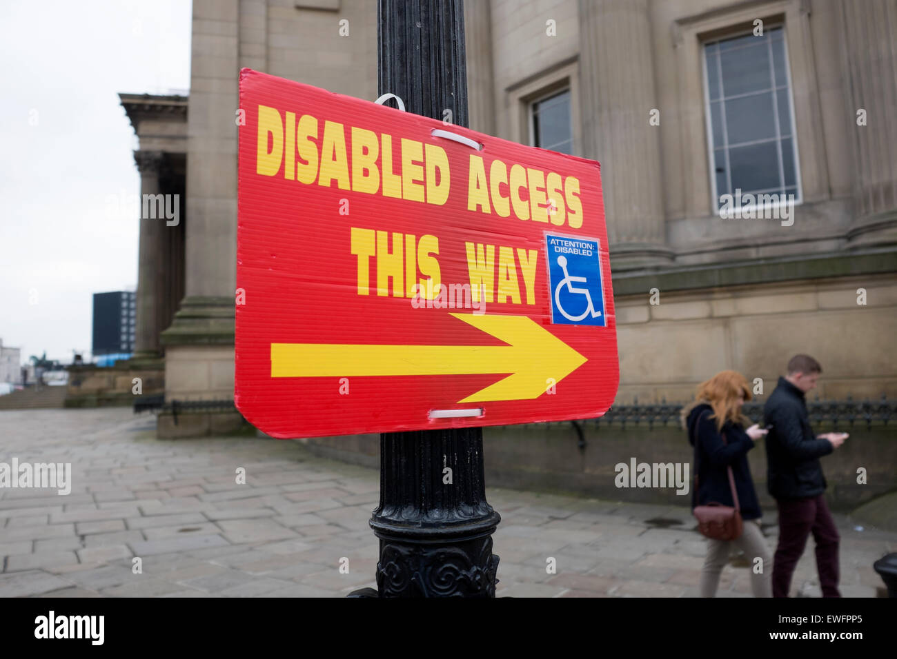 Behindertengerechter Zugang auf diese Weise melden Mobilität ermöglichen Stockfoto