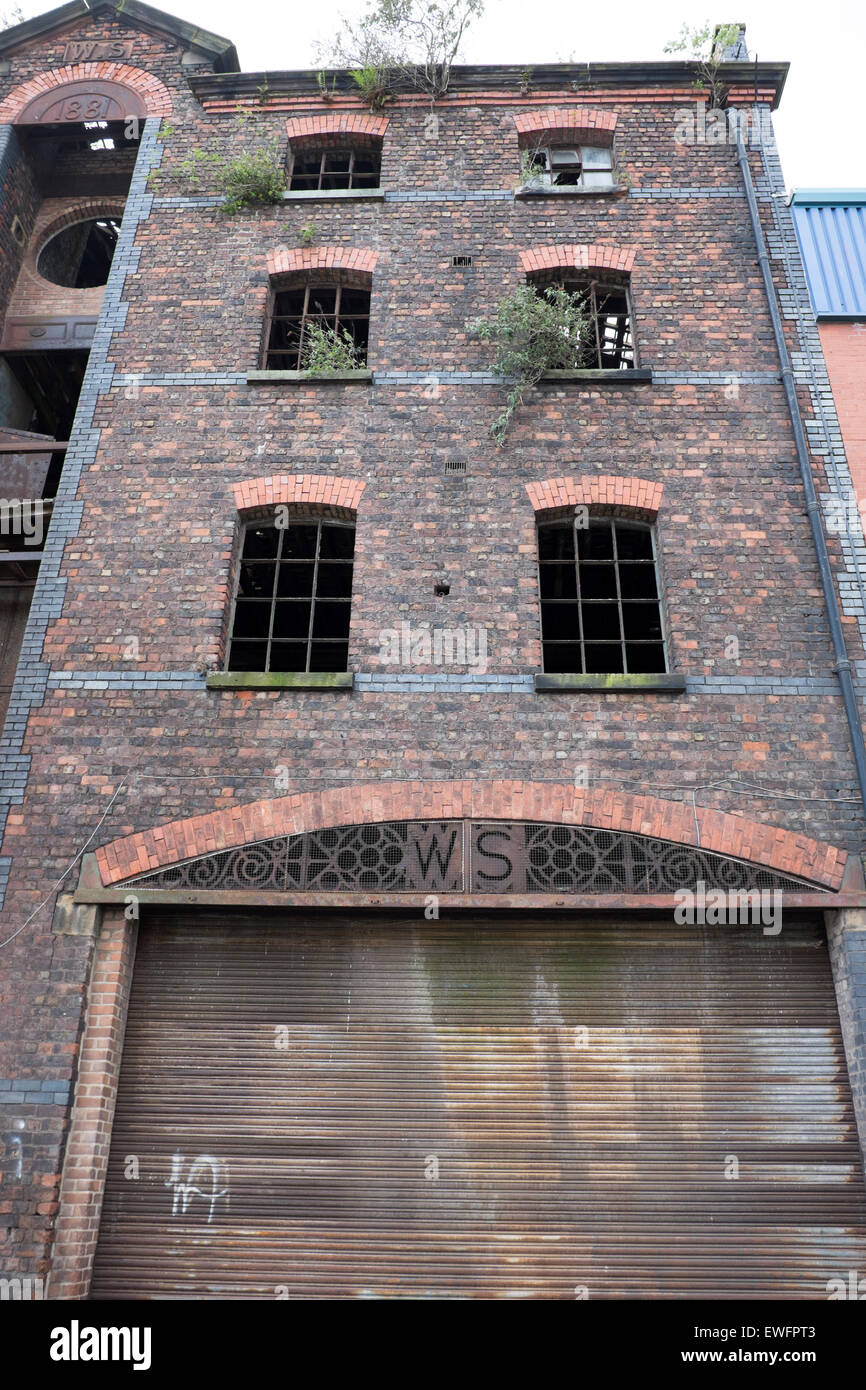Alten rostigen Ironwork Fabrik Tür Rollladen Stockfoto