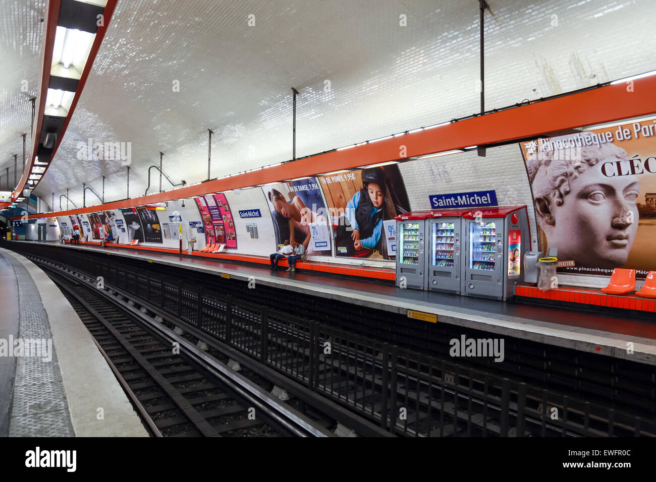 Paris, Frankreich - 8. August 2014: Saint-Michel. Paris u-Bahn-Station mit wenigen Passagieren und Werbeplakate Stockfoto