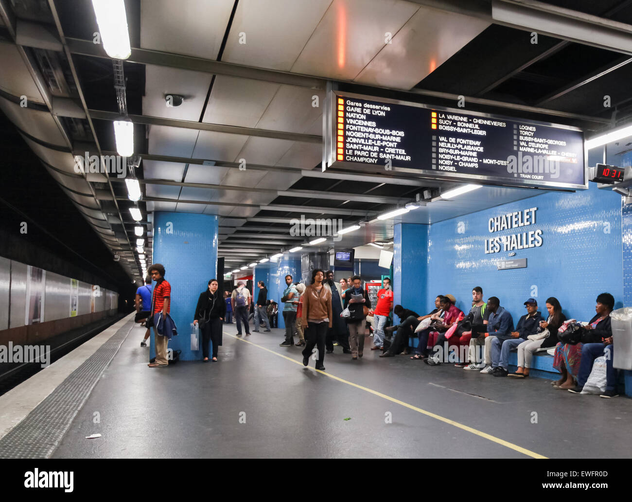 Paris, Frankreich - 8. August 2014: Chatlet Les Halles. Moderne Paris u-Bahn-Station mit Passagieren Stockfoto