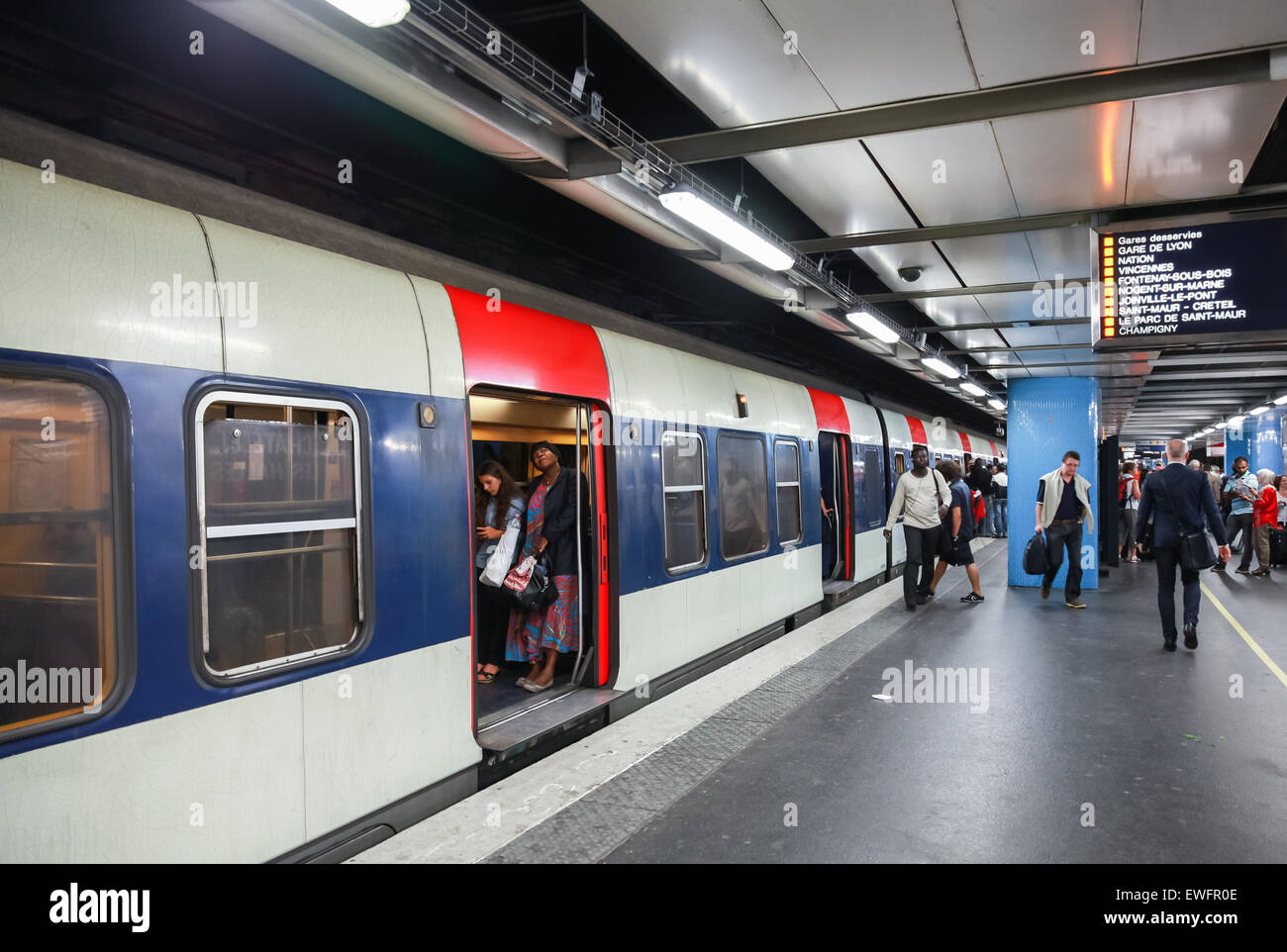 Paris, Frankreich - 8. August 2014: Chatlet Les Halles. Moderne Paris u-Bahn-Station mit Passagieren und Zug Stockfoto